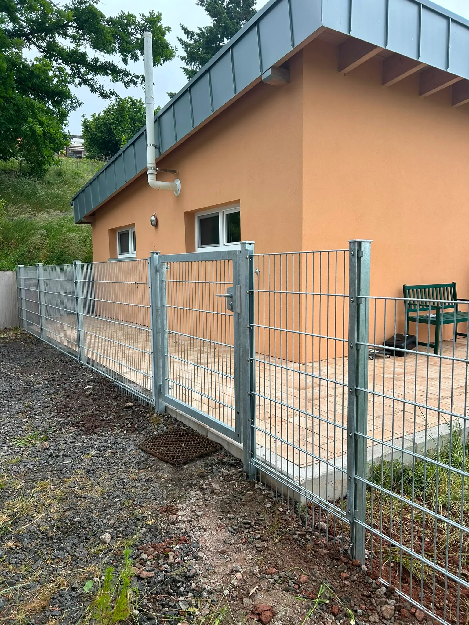 Verzinkter Doppelstabmattenzaun mit Doppelflügeltor an einem Wohnhaus.